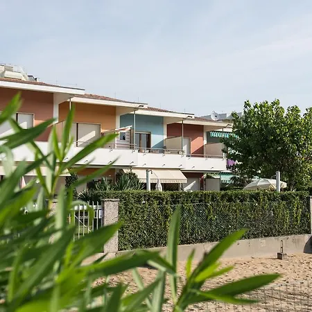 Ferienhaus Sea Front Garden